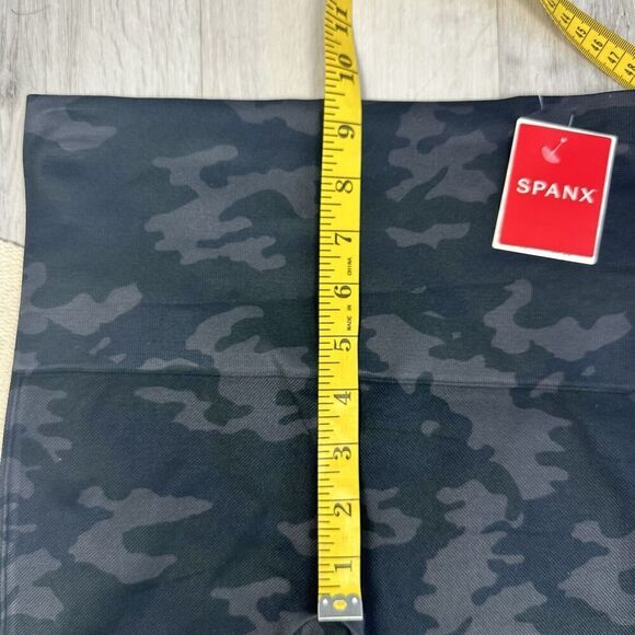 SPANX Look At Me Now Leggings Black Camo Women's Size Medium M/M FL3515 New - Picture 8 of 9